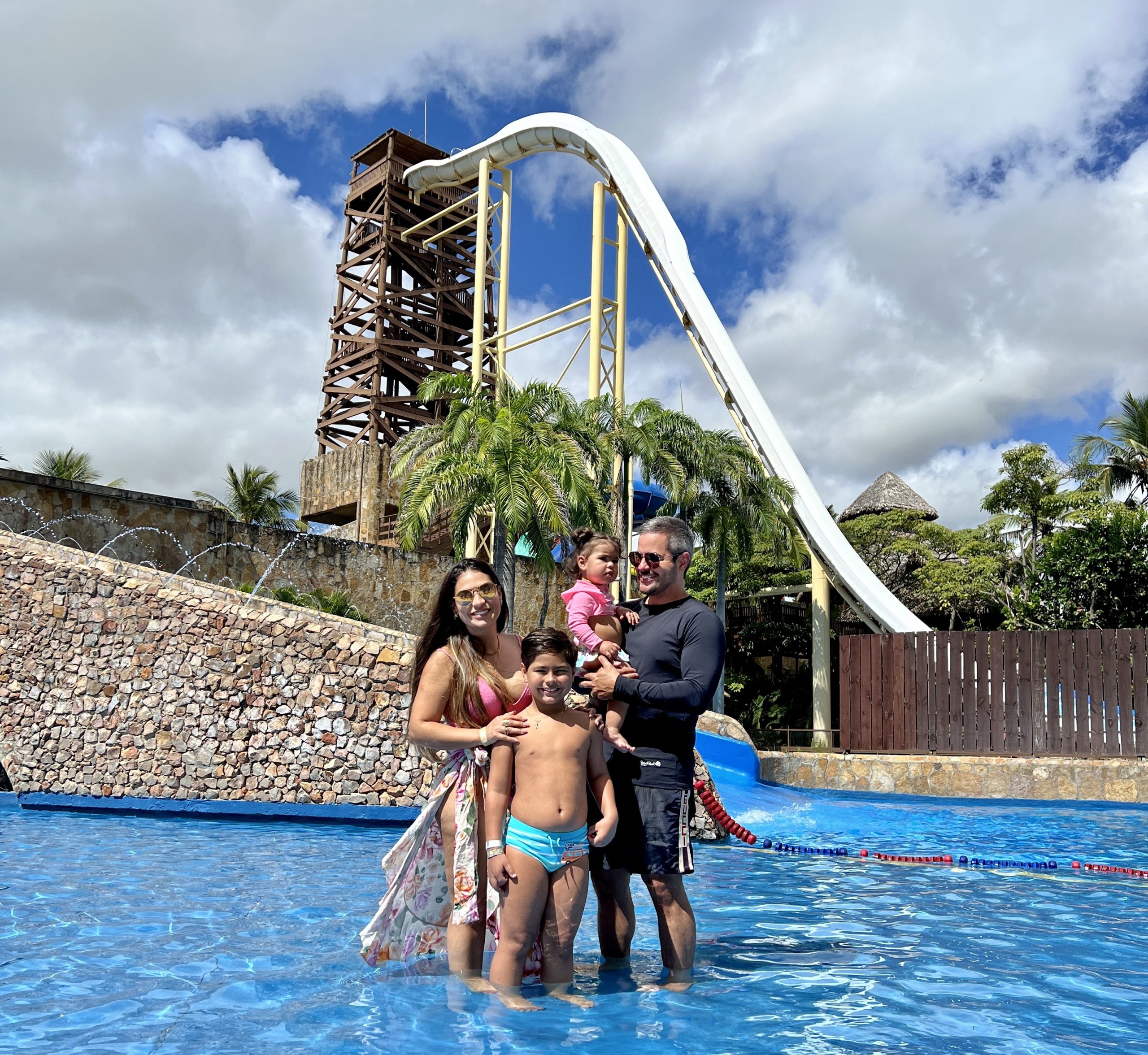 Simone Mendes e Kaká Diniz desfrutam de dias de descanso e lazer no Beach Park