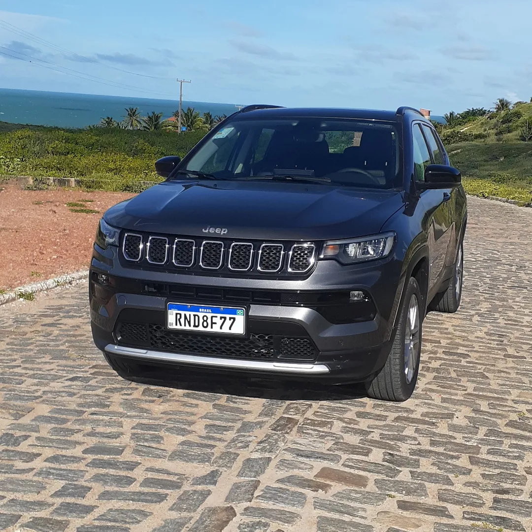 Ao volante do SUV líder em vendas do primeiro semestre, o Jeep Compass Limited T-270