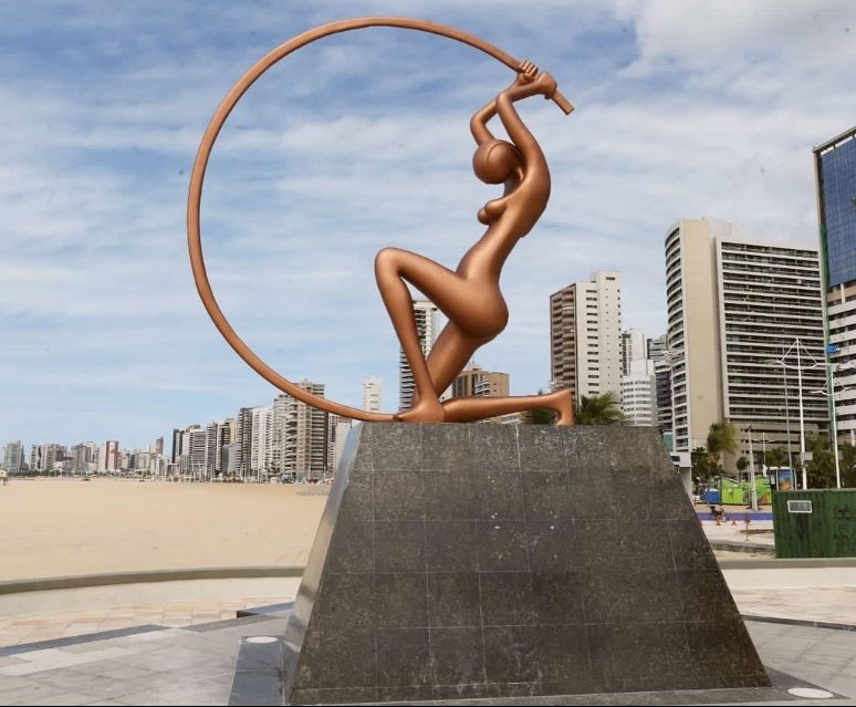 Prefeitura de Fortaleza reinstala estátua derrubada por vento na Praia de Iracema