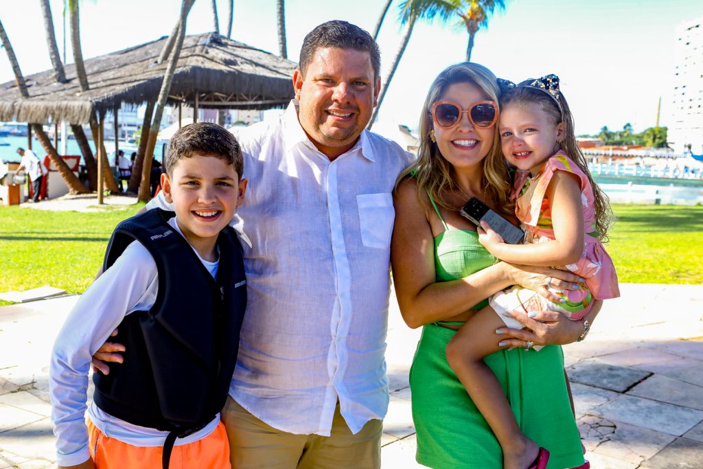 Joao Pedro, Gerardo, Marina E Julia Santos