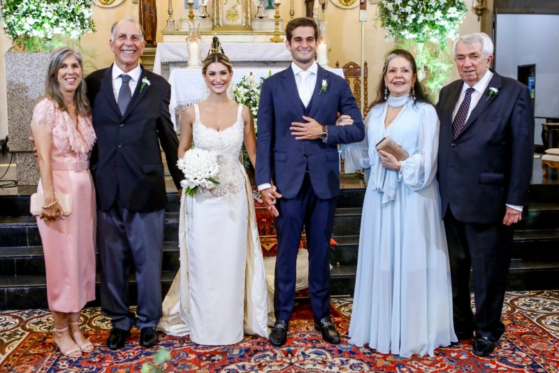 Chuva de arroz - Em uma emocionante cerimônia, Ravi Macedo e Bruna Magalhães trocam alianças na Igreja do Carmo