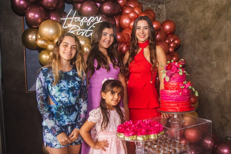 Birthday - De forma intimista, Vivian Otoch celebra nova idade ao lado de amigas especiais no Moleskine