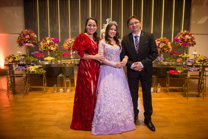 Début - Alice Bastos celebra seus 15 anos com uma bela festa articulada por seus pais