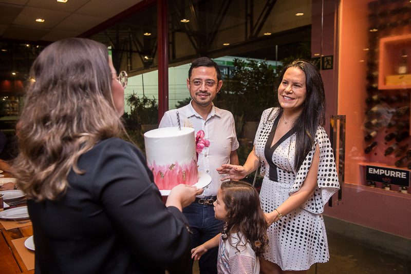 B-day - Em clima de alegria, Daniela Valente ganha festa surpresa para celebrar sua troca de idade