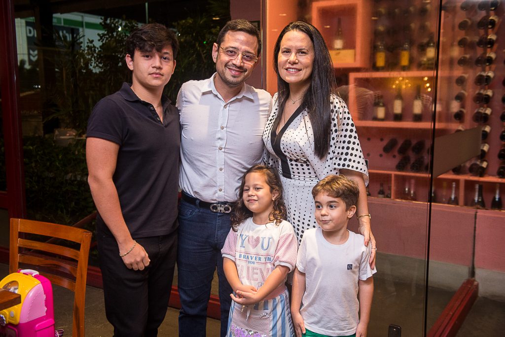
				Ricardo Neto, Ricardo, Stela, Daniela Valente e Davi Noleto 
				
