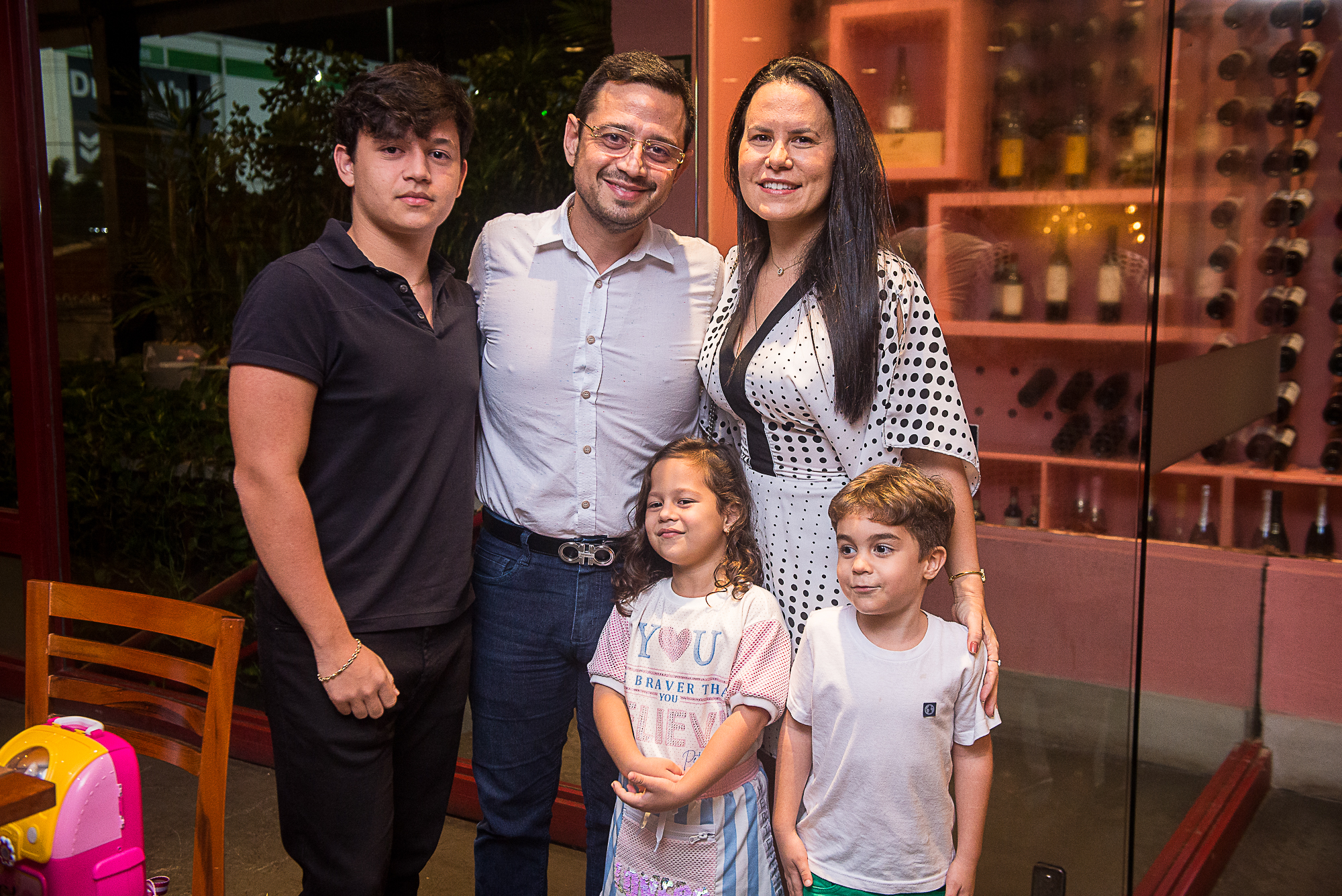 Em clima de alegria, Daniela Valente ganha festa surpresa para celebrar sua troca de idade