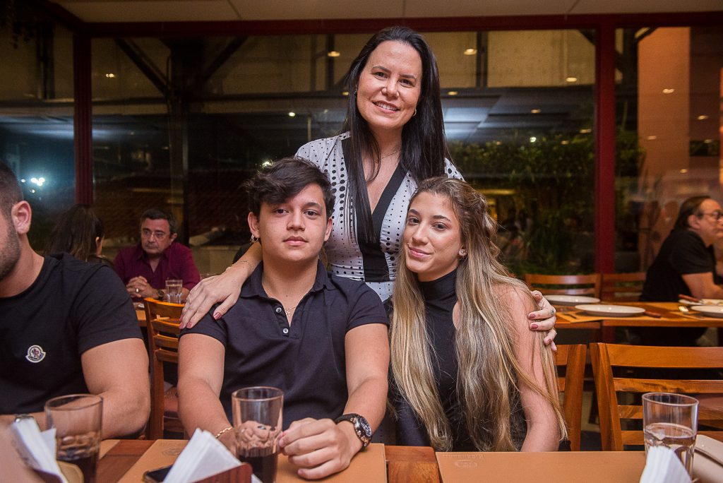 
				Ricardo Valente Neto, Daniela Valente e Ana Clara 
				