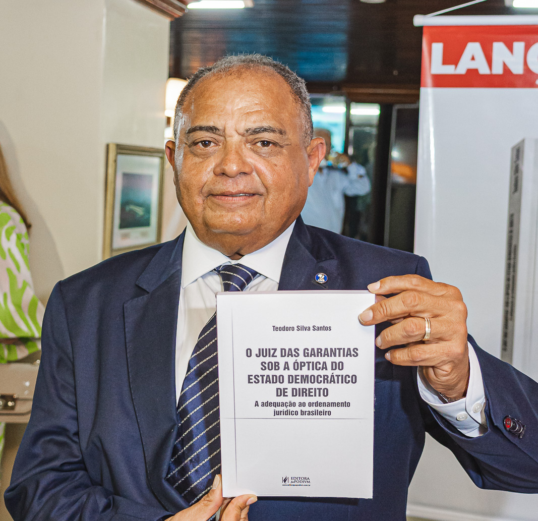 Teodoro Silva Santos pilota lançamento de livro no Sesc Crato