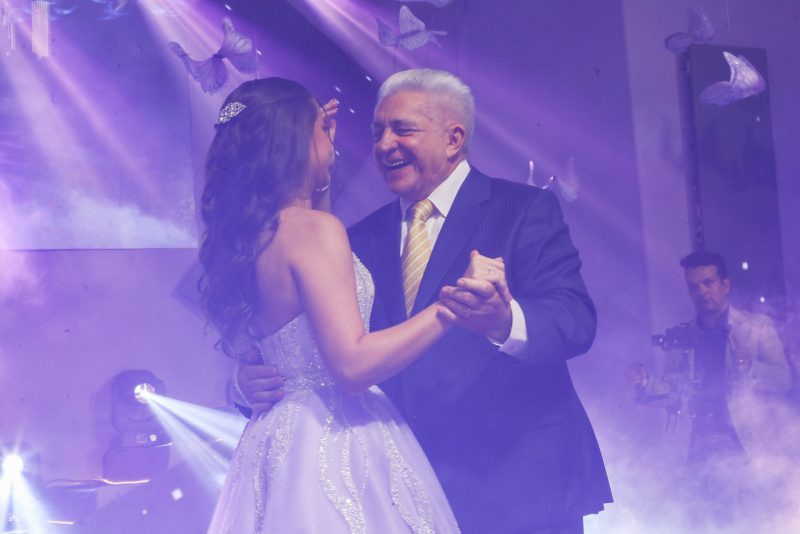 DÉBUT - Herdeira de Vanessa e Mário Queirós, Natália celebra seus 15 anos com festa digna de contos de fadas