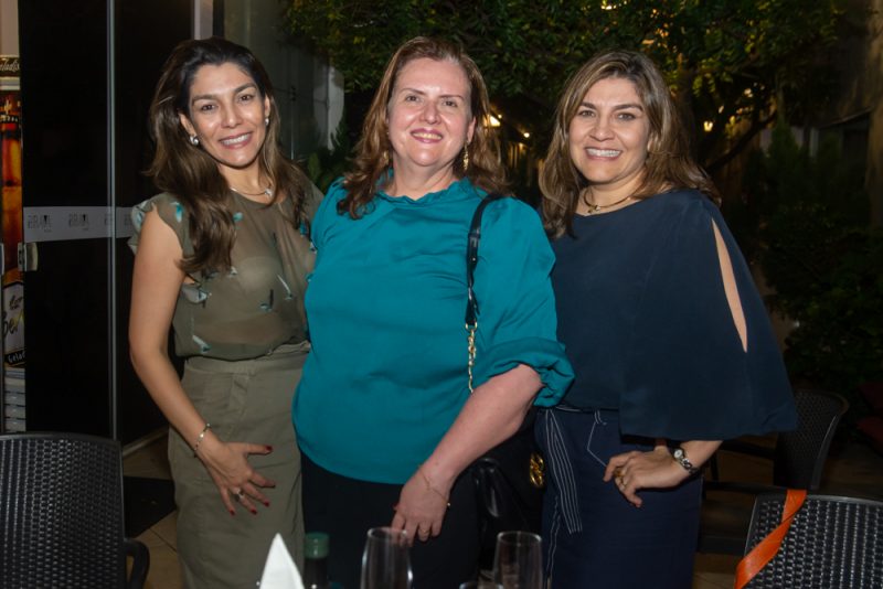 Taking Town - Thais Pessoa arma coquetel de lançamento da décima coleção da Tulier no Brava Wine Aldeota