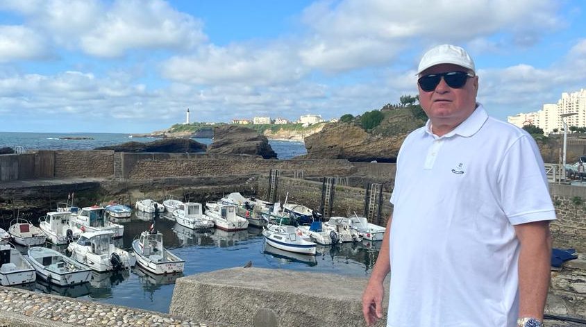 Luciano Cavalcante curte temporada de férias em Biarritz, na França