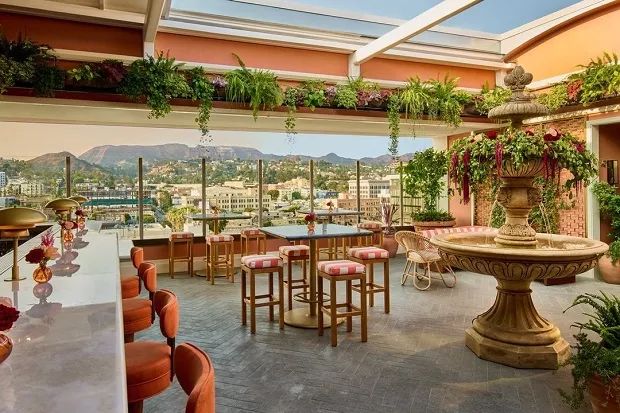 Hotel em Los Angeles vira point de celebridades ao ter um bar no topo que simula sul da França 