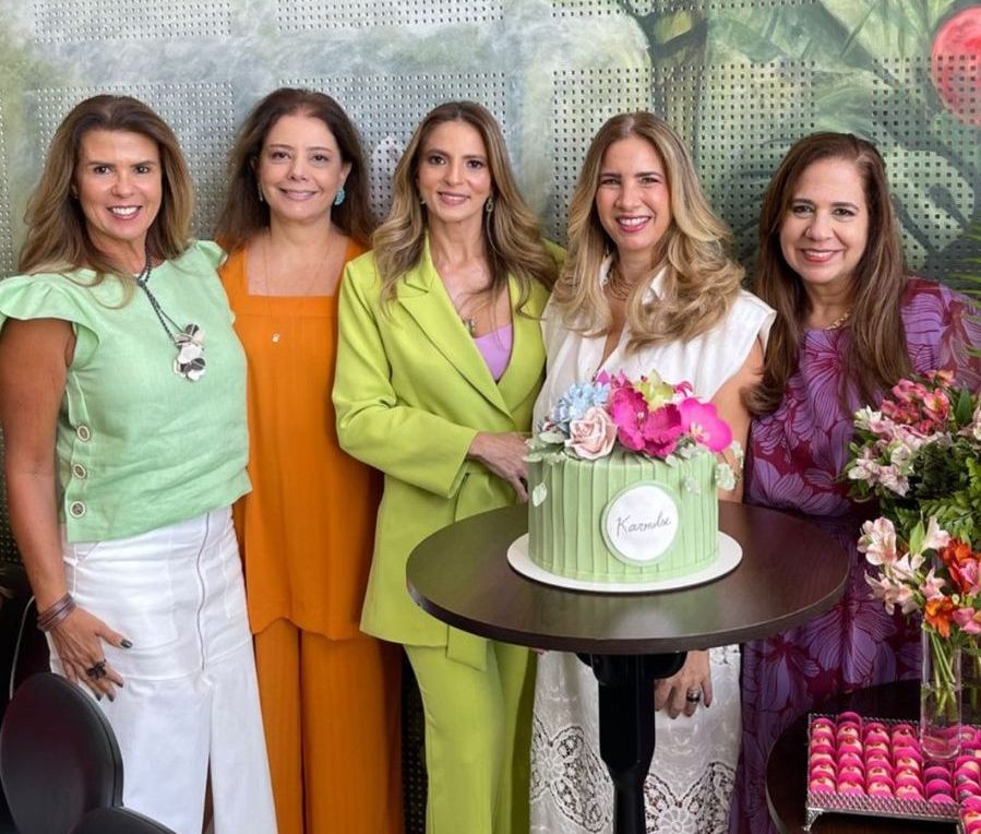 Cercada pelo carinho das amigas, Karmilse Marinho ganha festa surpresa no Baretta Restaurante