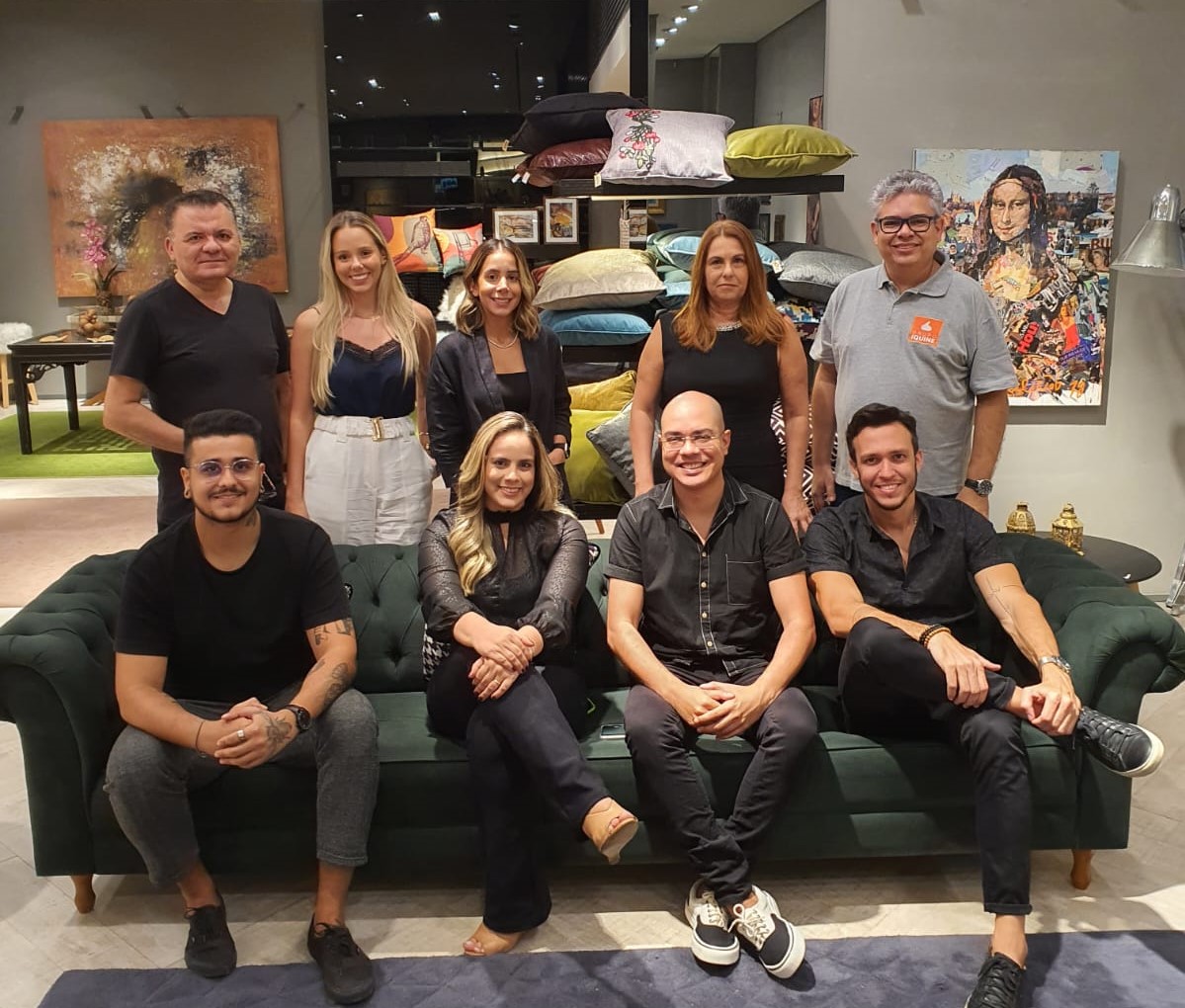 Profissionais da Mostra 100% Design participam de sessão de fotos na loja Coletânea