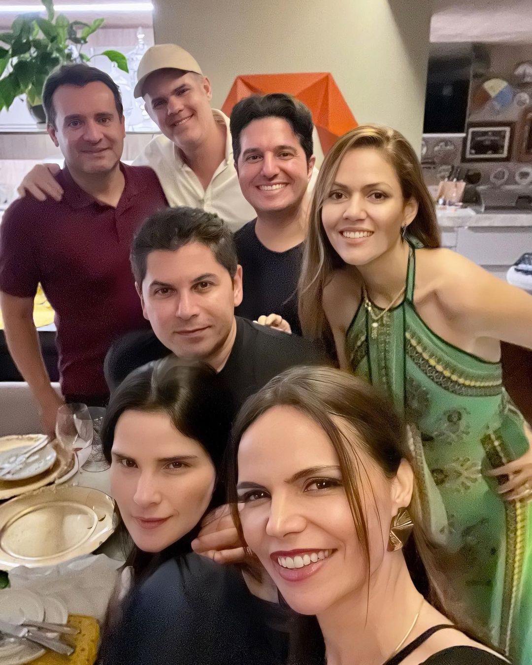 Ana Flávia Torquato e Célio Gurgel reúnem amigos em seu elegante apê para um jantar intimista