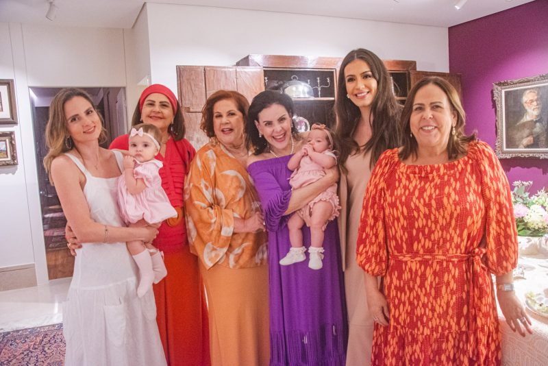 Batizado - Geórgia e Eduardo Carneiro levam a herdeira Ana Luísa à pia batismal