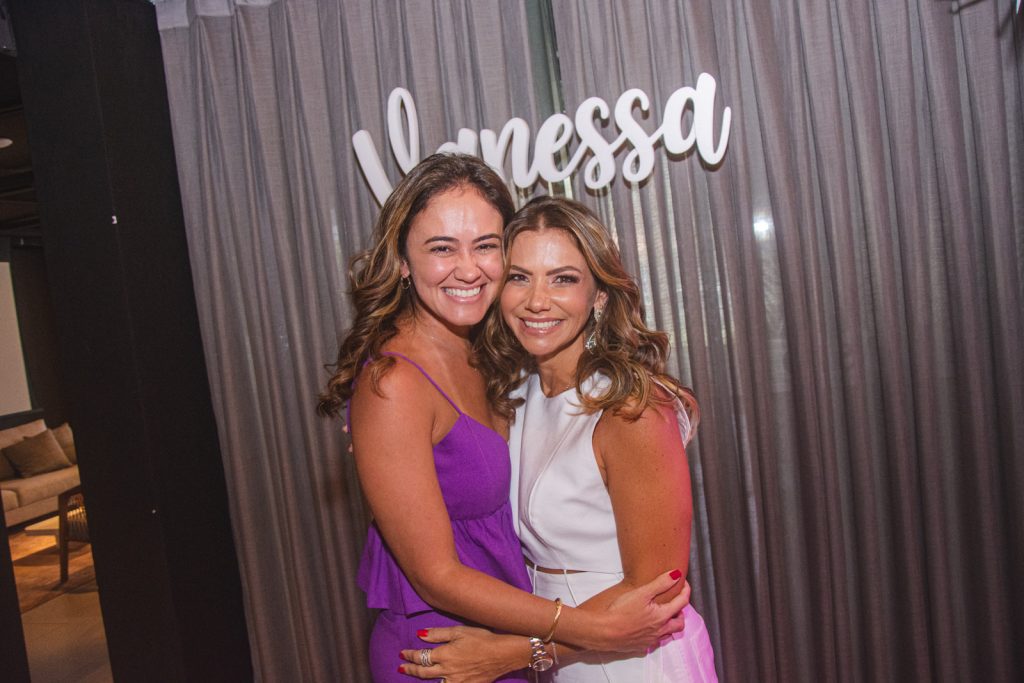 Bia Bezerra E Vanessa Queiros