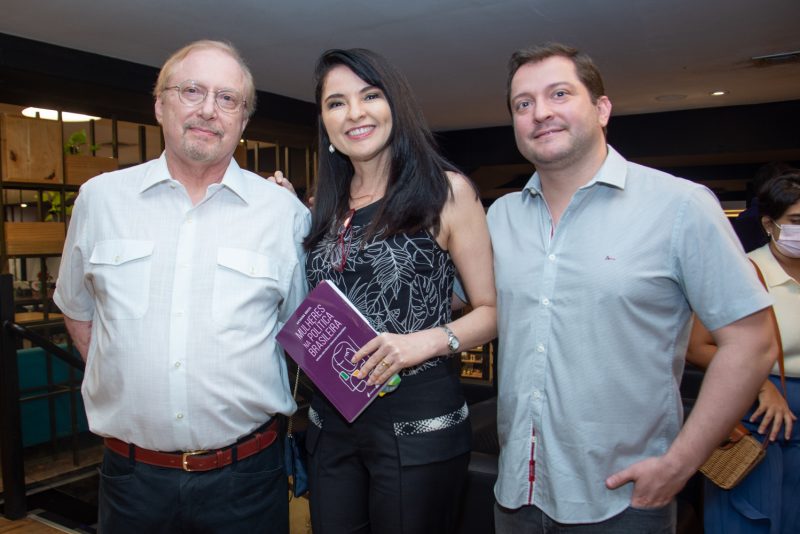 Lançamento - Katarina Brazil pilota sessão de autógrafo do seu livro “Mulheres na Politica Brasileira” no Shopping RioMar Fortaleza