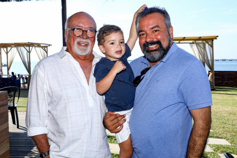 Alegria e animação - Gustavo Serpa, Pedro Garcia e Paulo Rodrigo comandam a animação do Dia dos Pais no Iate Clube de Fortaleza