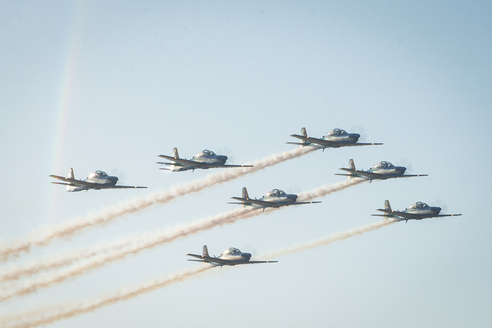 Esquadrilha da Fumaça faz show aéreo e encanta o público no Aterro da Praia de Iracema