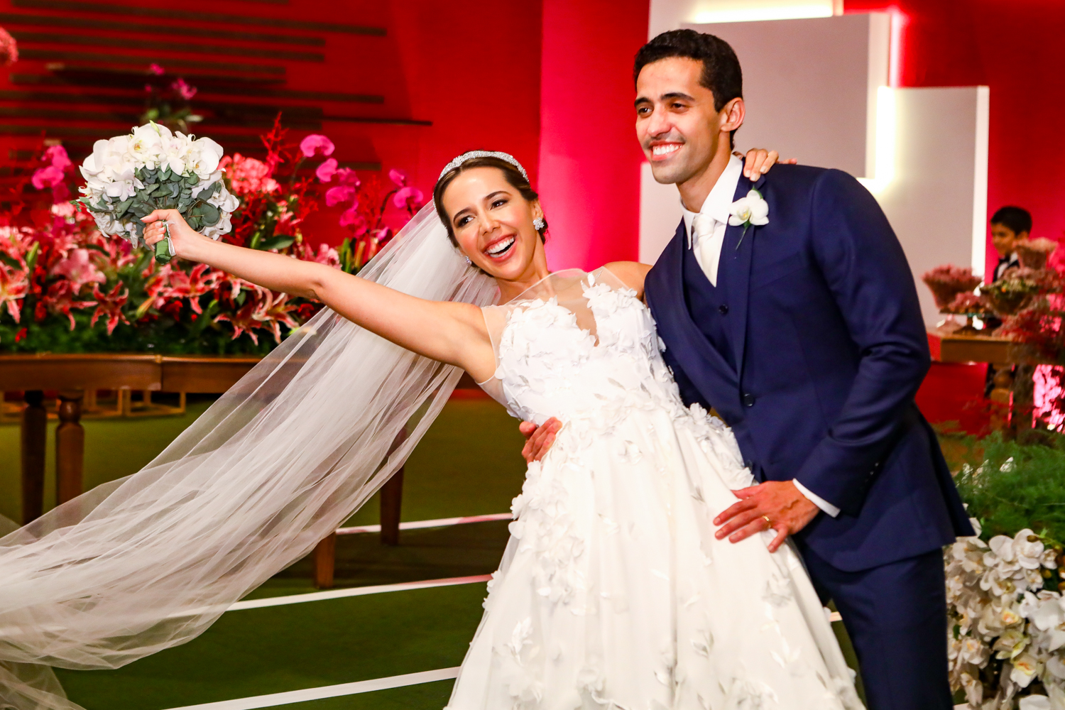 Alegria e emoção dão a tônica do casamento de Evyly Melo e Michell Souza