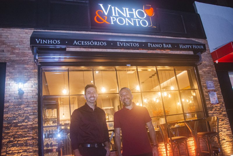 Wine Bar - Felipe Adjafre e Rafael Chuck reúnem convidados especiais para coquetel de inauguração da Vinho & Ponto
