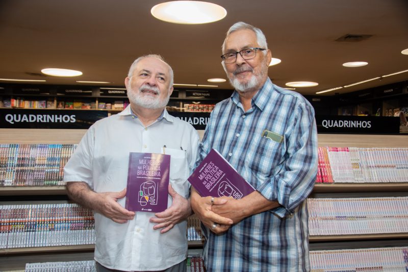 Lançamento - Katarina Brazil pilota sessão de autógrafo do seu livro “Mulheres na Politica Brasileira” no Shopping RioMar Fortaleza