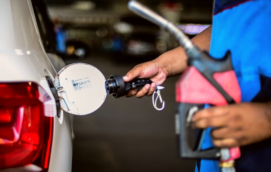 Preço da gasolina nos postos cai 0,72% após redução para refinarias