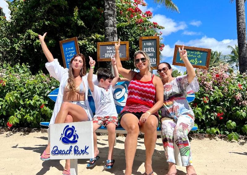 Jéssica Beatriz Costa aproveita férias em família no Beach Park