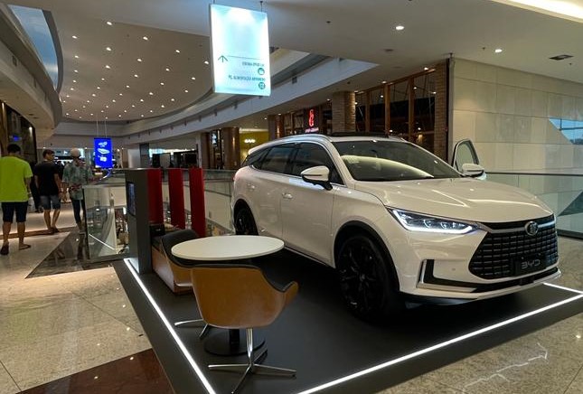 Prestes a inaugurar concessionária, já é possível apreciar modelos da BYD em um stand no Iguatemi Prestes a inaugurar concessionária, já é possível apreciar modelos da BYD em um stand no Iguatemi