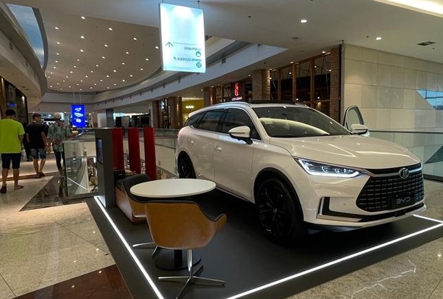 Prestes a inaugurar concessionária, já é possível apreciar modelos da BYD em um stand no Iguatemi