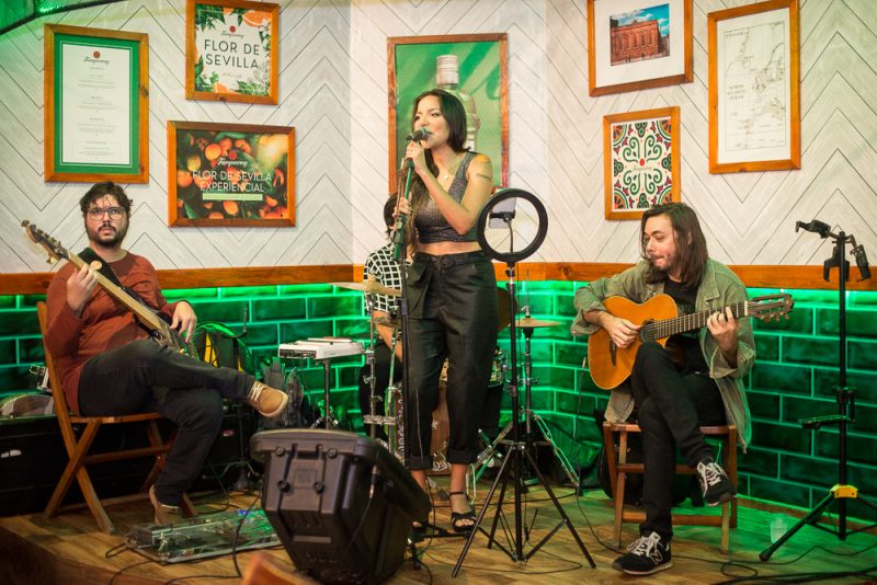 Música e diversão - Bruna Ene Solta a voz na inauguração do Palco Tanqueray no Savú Parrilla