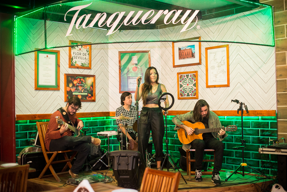 Bruna Ene Solta a voz e agita a inauguração do Palco Tanqueray no restaurante Savú Parrilla