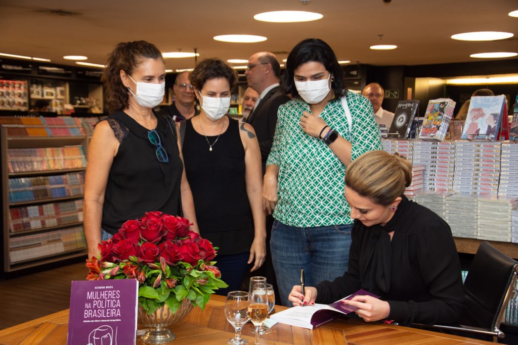 Ivana Queiroz Bello, Larissa Bello, Izabel Cavalcante E Izabel Cavalcante E Katarina Brazil (2)