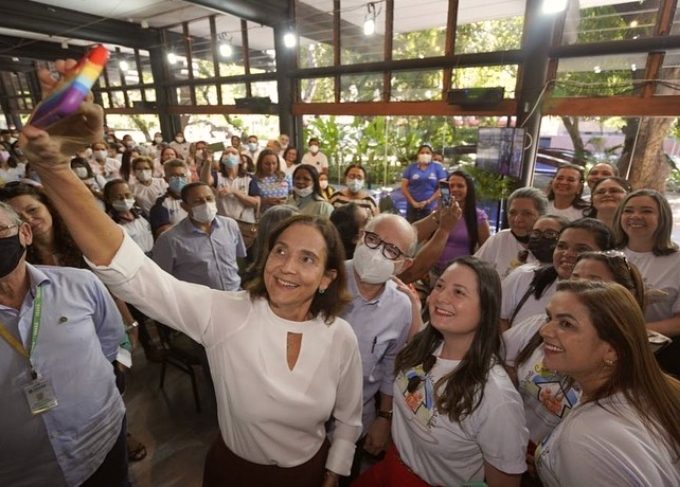 Izolda Cela sanciona lei que garante piso para os agentes comunitários de saúde