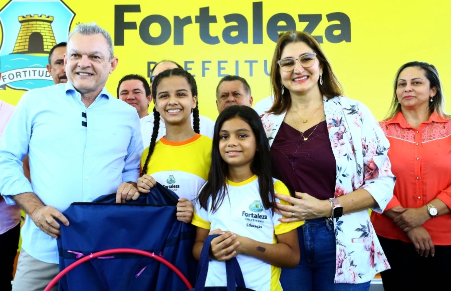 Prefeitura de Fortaleza entrega escola requalificada dentro de pacote com 200