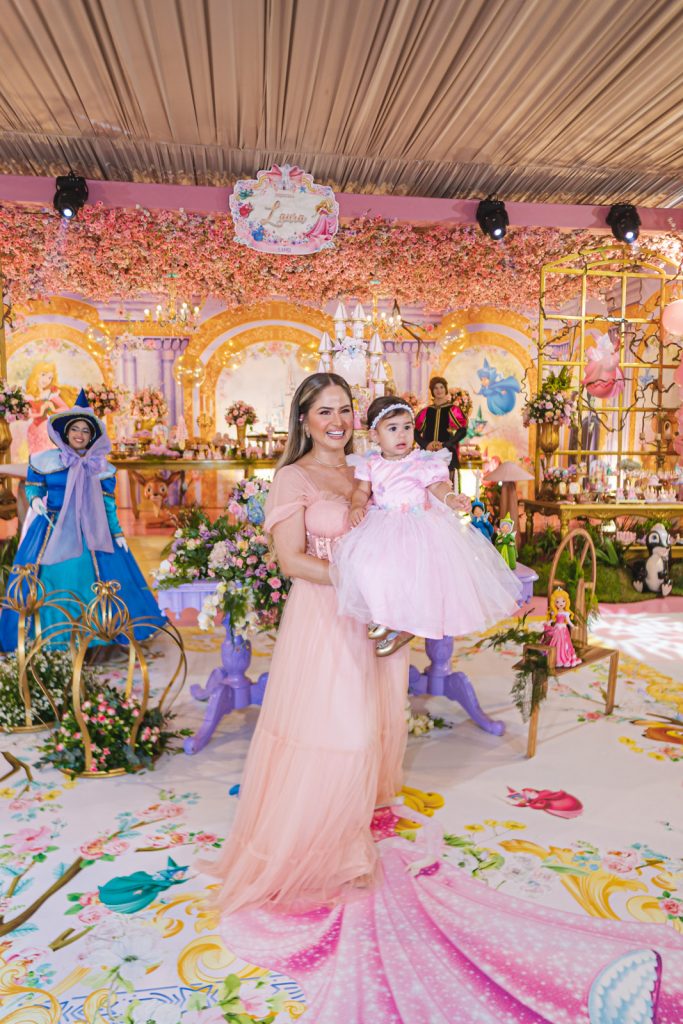 Larissa E Laura Pinto