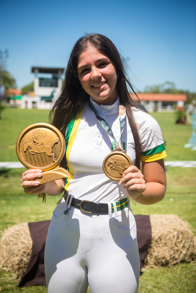 Lívia Holanda Magalhães (39)