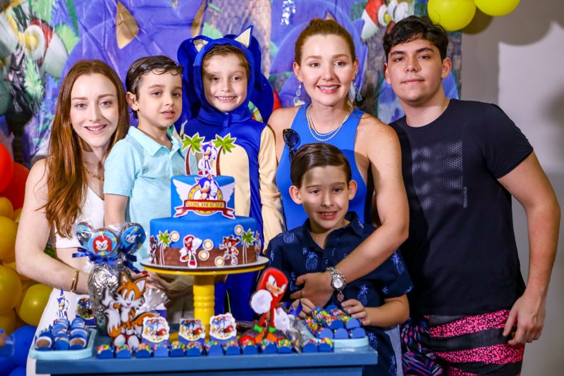 RÁ-TIM-BUM - Com muita alegria e diversão, Larissa Fujita e Rodrigo Furtado celebram o sexto aniversário de Guilherme