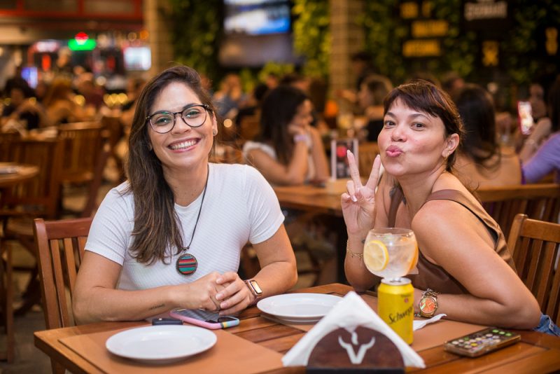 Música e diversão - Bruna Ene Solta a voz na inauguração do Palco Tanqueray no Savú Parrilla