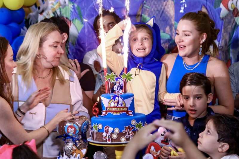 RÁ-TIM-BUM - Com muita alegria e diversão, Larissa Fujita e Rodrigo Furtado celebram o sexto aniversário de Guilherme