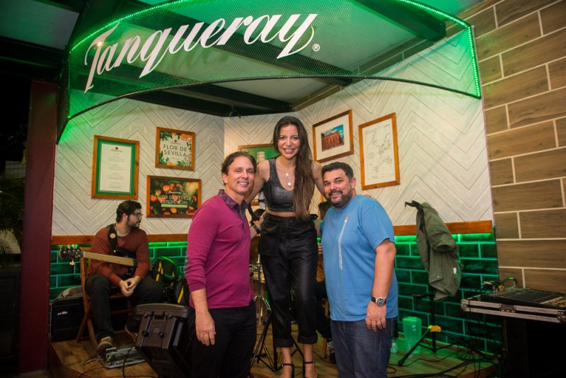 Música e diversão - Bruna Ene Solta a voz na inauguração do Palco Tanqueray no Savú Parrilla