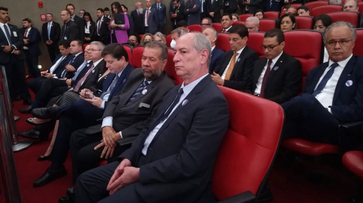 Carlos Lupi e Ciro Gomes participam da cerimônia de posse do ministro Alexandre de Moraes como novo presidente do TSE