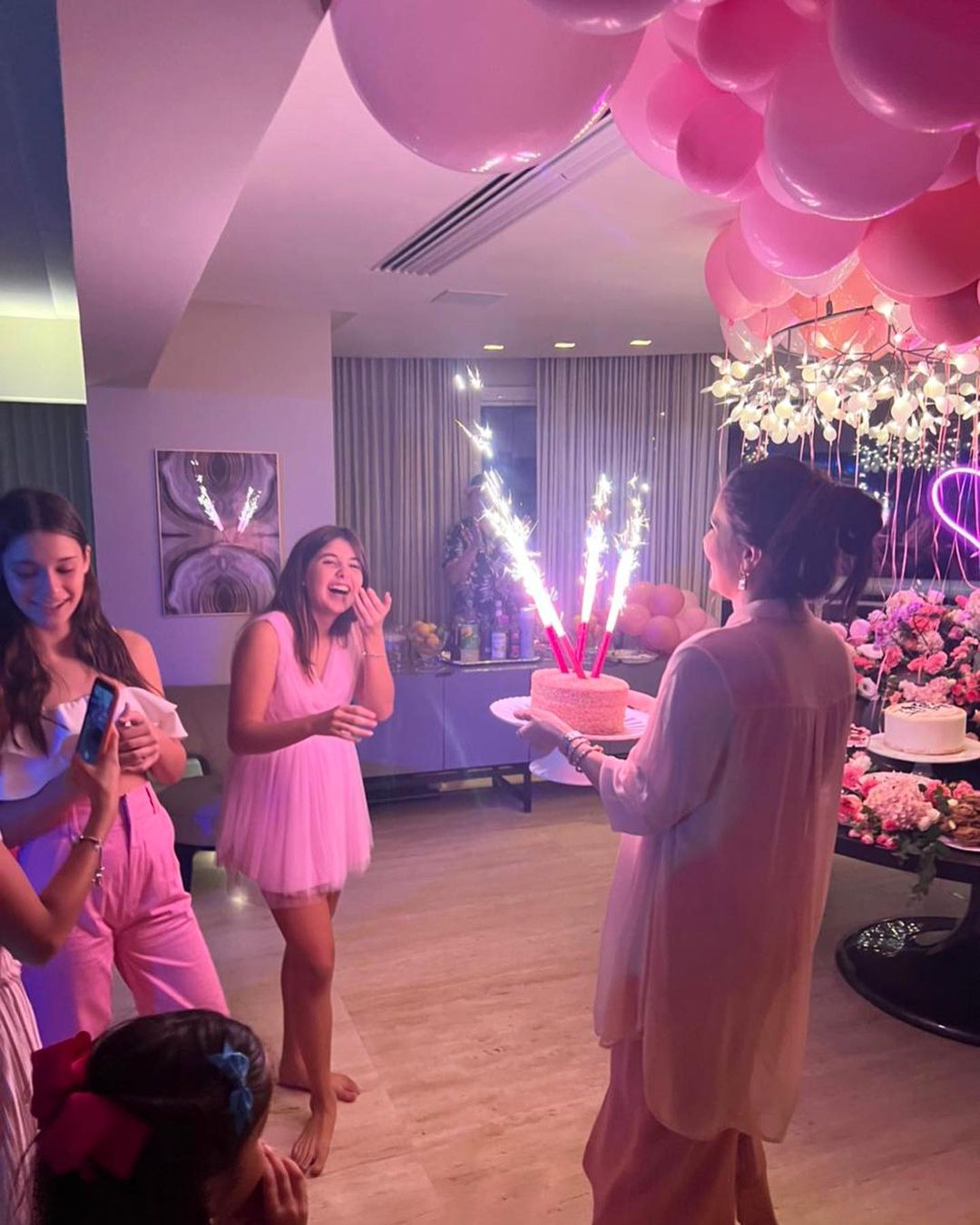 Aline Pinho arma uma animada festa surpresa para sua filha Liz