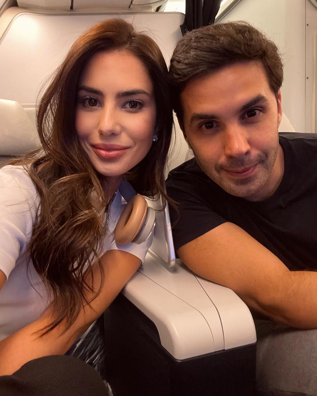 Nicole Pinheiro e Netinho Bayde aterrissam em Paris na companhia de bons amigos