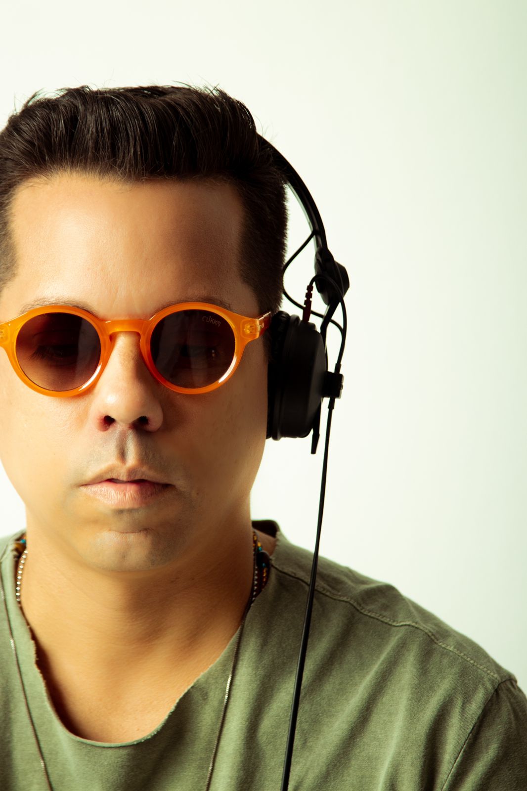 DJ Tai anima as noites do Spirit Bar