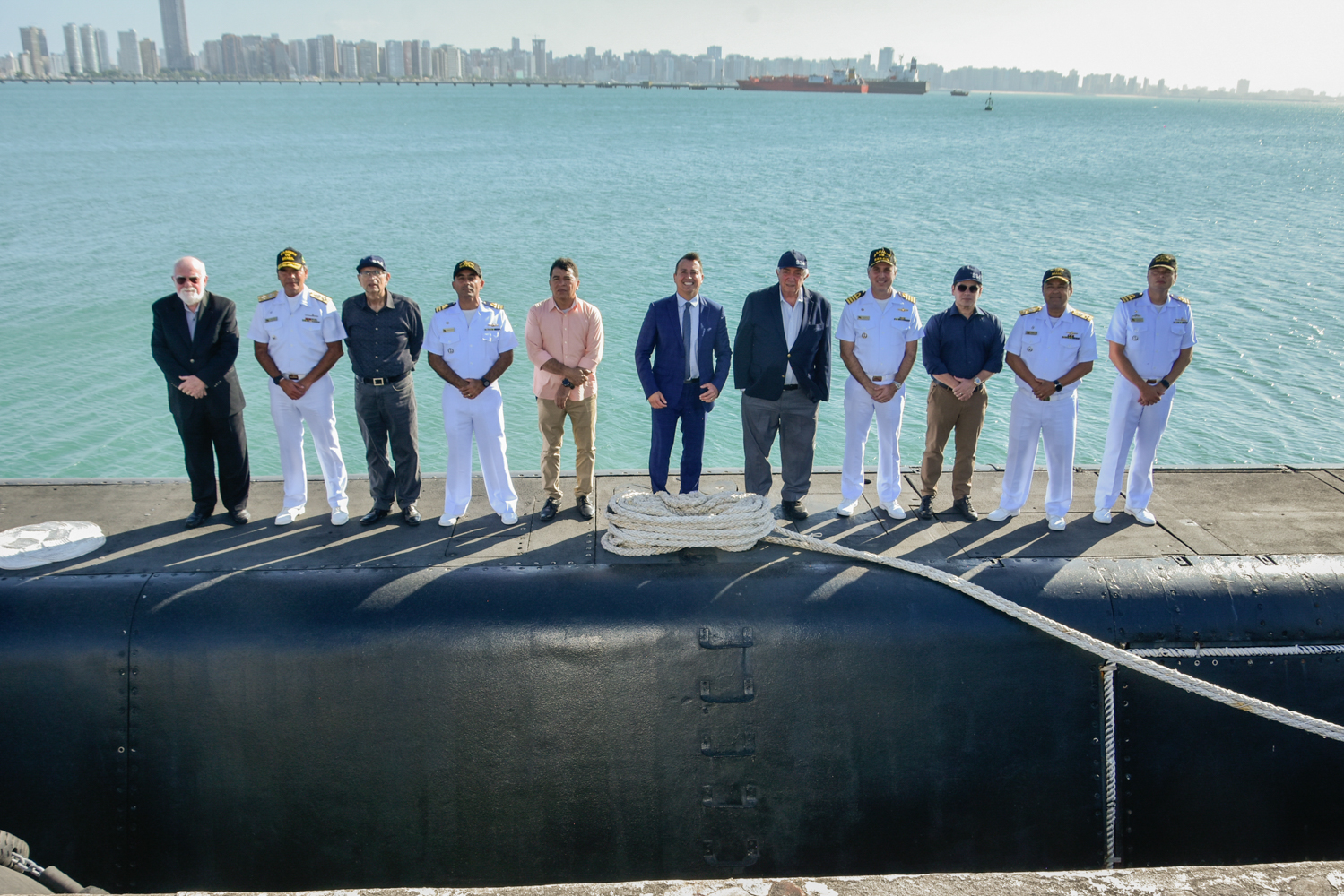 Almirante Olsen recebe convidados especiais a bordo do submarino “Tikuna”
