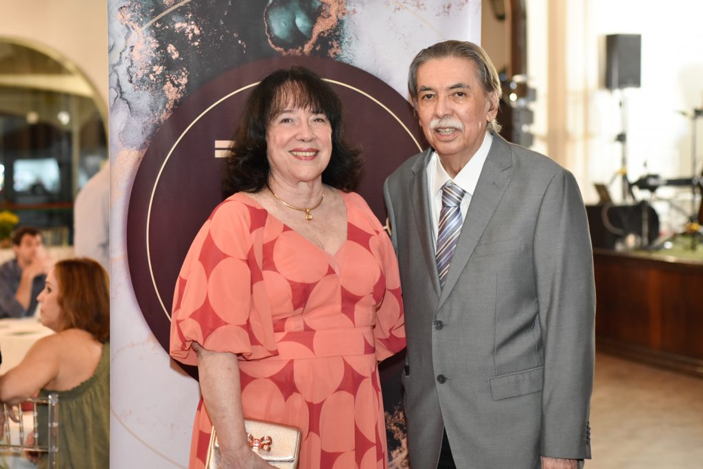 
				Angela e Oswaldo Gutierrez 
				