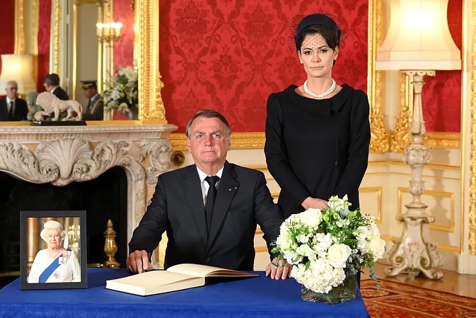 Bolsonaro e Michelle participam da cerimônia de despedida da rainha Elizabeth II