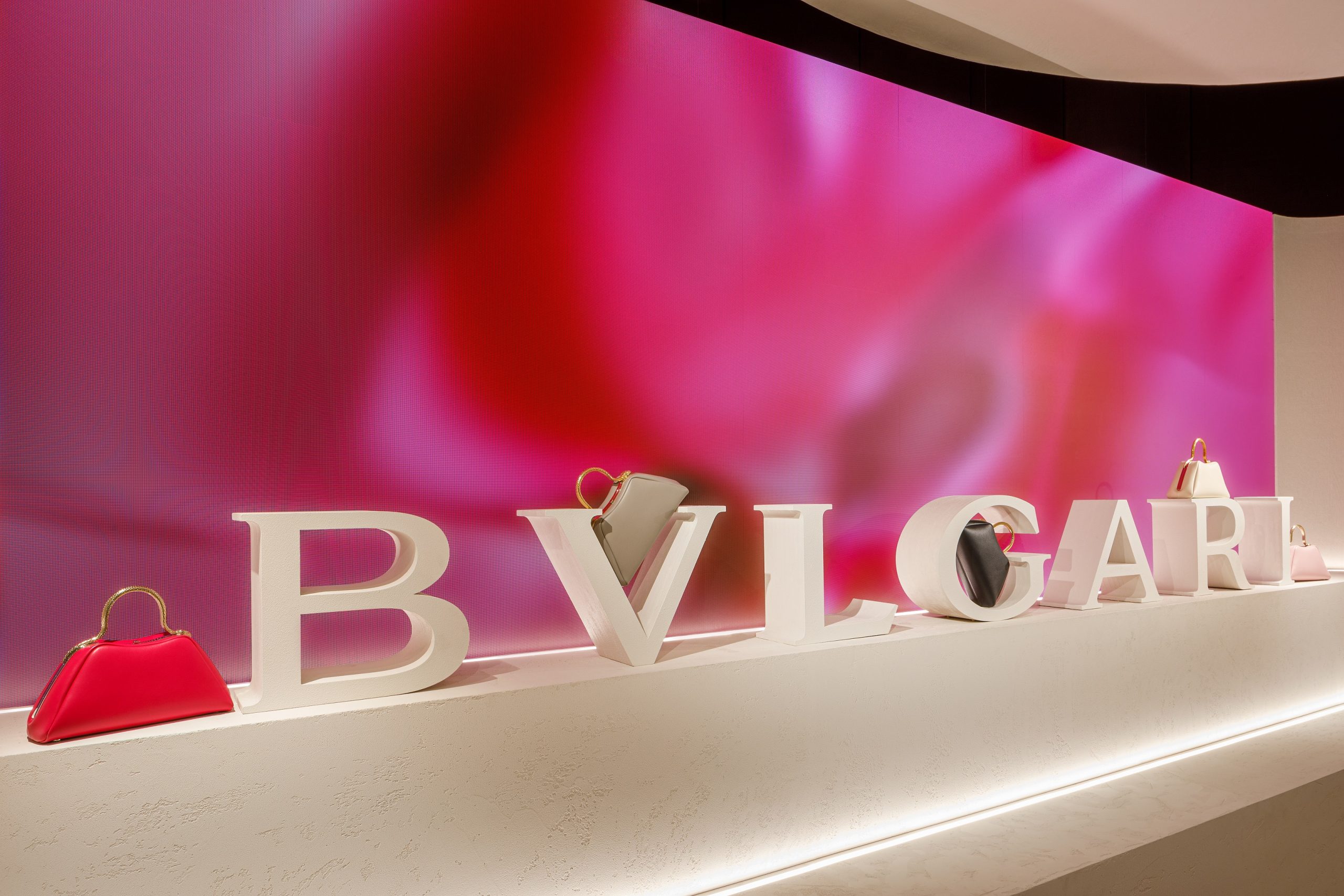 Bvlgari apresenta coleção de acessórios Spring Summer 23 durante Semana de Moda de Milão